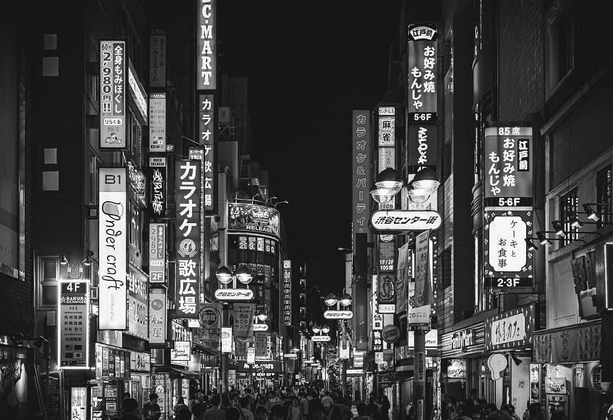 古い白黒写真に真実な色を付ける前